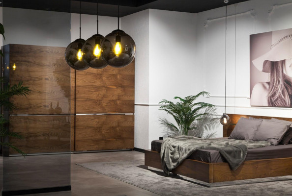 Τέλεια σύνθεση επίπλων υπνοδωματίου, που περιλαμβάνει μια ντουλάπα, κομοδίνα και ένα κρεβάτι σε 4 μέρη