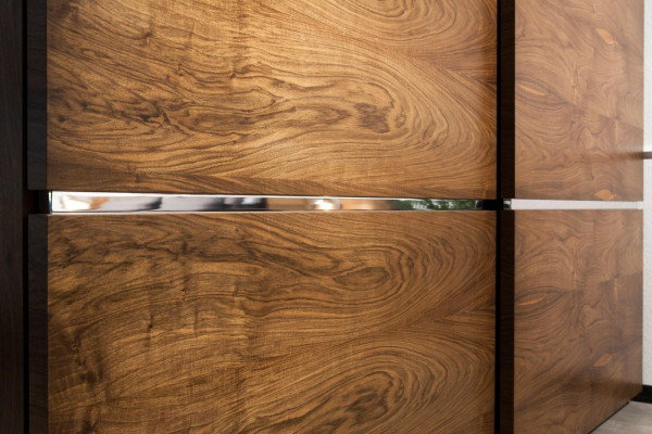 Τέλεια σύνθεση επίπλων υπνοδωματίου, που περιλαμβάνει μια ντουλάπα, κομοδίνα και ένα κρεβάτι σε 4 μέρη