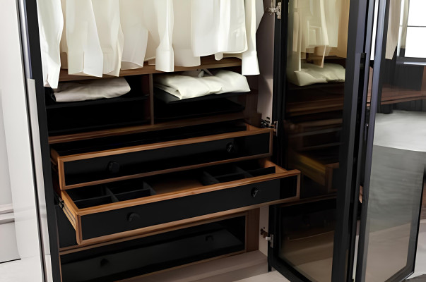 Καφέ ντουλάπα για δωμάτιο με αποθηκευτικό χώρο και γυάλινες πόρτες