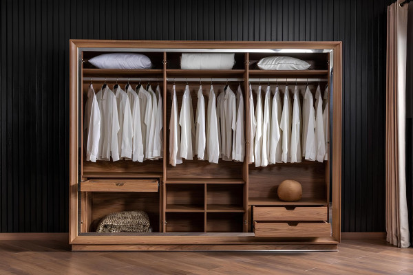 Σύνθεση επίπλων κρεβατοκάμαρας που περιλαμβάνει ένα κρεβάτι, μια ντουλάπα και 2 κομοδίνα, 4 κομμάτια.