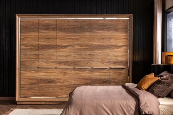 Σύνθεση επίπλων κρεβατοκάμαρας που περιλαμβάνει ένα κρεβάτι, μια ντουλάπα και 2 κομοδίνα, 4 κομμάτια.