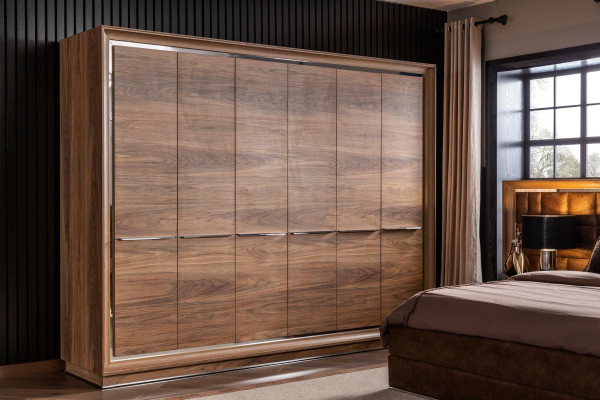 Σύνθεση επίπλων κρεβατοκάμαρας που περιλαμβάνει ένα κρεβάτι, μια ντουλάπα και 2 κομοδίνα, 4 κομμάτια.