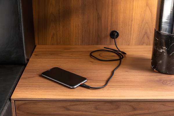 Πολυτελές κρεβάτι με κινητά κομοδίνα