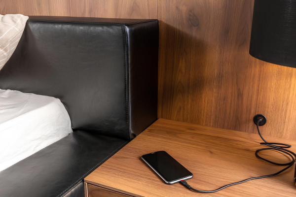 Πολυτελές κρεβάτι με κινητά κομοδίνα