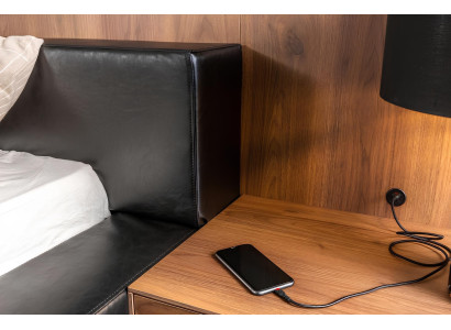 Πολυτελές κρεβάτι με κινητά κομοδίνα