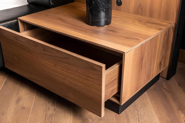 Καφέ σετ επίπλων υπνοδωματίου, που περιλαμβάνει ένα κρεβάτι, μια ντουλάπα και 2 κομοδίνα, 4 κομμάτια.