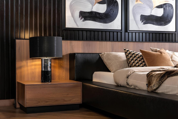 Καφέ σετ επίπλων υπνοδωματίου, που περιλαμβάνει ένα κρεβάτι, μια ντουλάπα και 2 κομοδίνα, 4 κομμάτια.