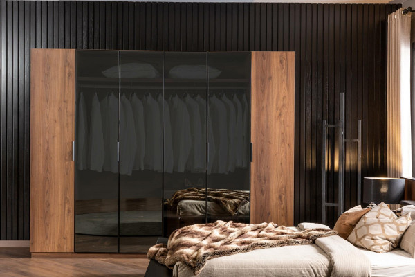 Καφέ γυάλινη ντουλάπα με γυάλινες πόρτες