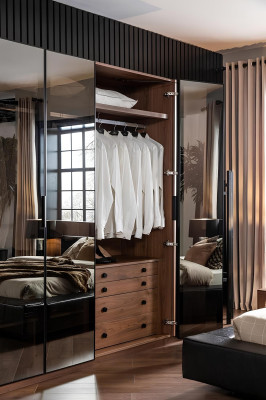 Καφέ γυάλινη ντουλάπα με γυάλινες πόρτες