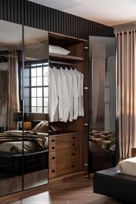 Καφέ γυάλινη ντουλάπα με γυάλινες πόρτες