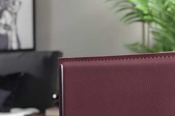 Τέλεια σύνθεση επίπλων υπνοδωματίου, που περιλαμβάνει μια ντουλάπα, κομοδίνα και ένα κρεβάτι σε 4 μέρη.