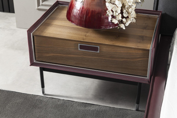 Τέλεια σύνθεση επίπλων υπνοδωματίου, που περιλαμβάνει μια ντουλάπα, κομοδίνα και ένα κρεβάτι σε 4 μέρη.