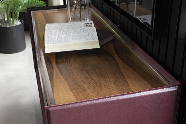 Τέλεια σύνθεση επίπλων υπνοδωματίου, που περιλαμβάνει μια ντουλάπα, κομοδίνα και ένα κρεβάτι σε 4 μέρη.