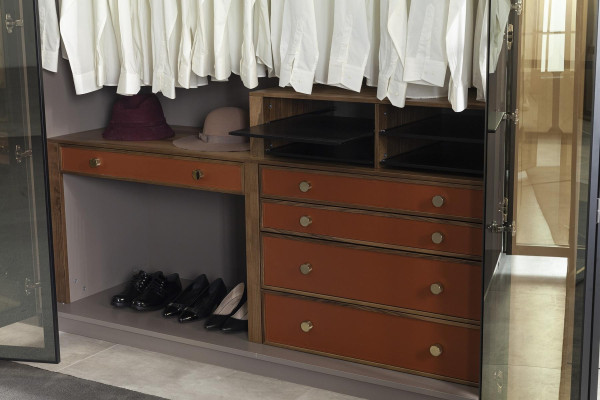 Ντουλάπα με διαφανείς συρόμενες πόρτες