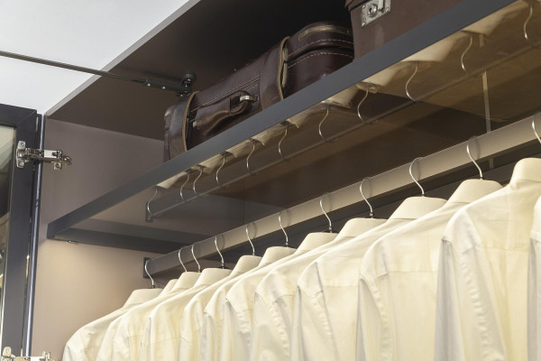 Ντουλάπα με διαφανείς συρόμενες πόρτες