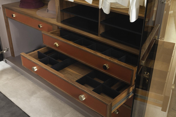 Ντουλάπα με διαφανείς συρόμενες πόρτες