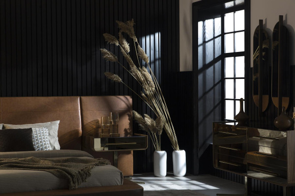 Συνθέσεις επίπλων υπνοδωματίου που περιλαμβάνει κρεβάτι, κομοδίνα και ντουλάπα, 5 κομμάτια.