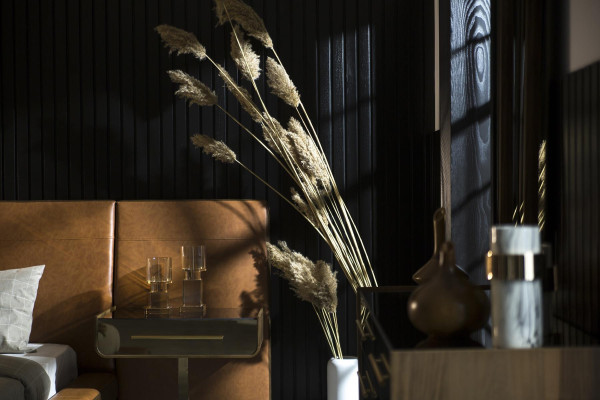 Σχεδίαση κρεβατιού υπνοδωματίου με δύο πολυτελή κομοδίνα από γυαλί