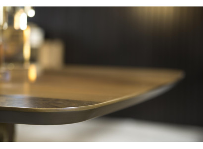 Πολυτελές τραπέζι φαγητού με μεταλλικά πόδια