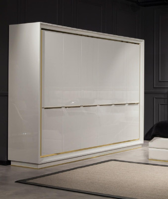 Μοντέρνα και άνετη λευκή ντουλάπα με πολυτελή αποθηκευτικό χώρο