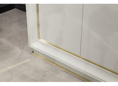 Μοντέρνα και άνετη λευκή ντουλάπα με πολυτελή αποθηκευτικό χώρο