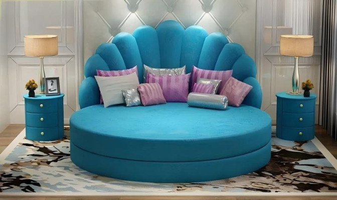 Κομψό λευκό στρογγυλό κρεβάτι με βελούδινη επένδυση σε μωβ για μοντέρνο υπνοδωμάτιο