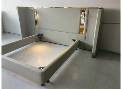 Πολυτελές μπεζ κρεβάτι σχεδιαστή με LED φωτισμό, χρυσό πλαίσιο και μοντέρνο κεφαλάρι