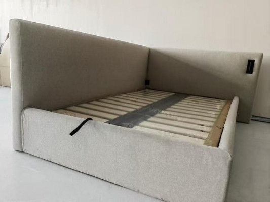 Μπεζ κρεβάτι με μοντέρνο στυλ ξενοδοχείου, LED φωτισμό και πολυτελή κεφαλάρι