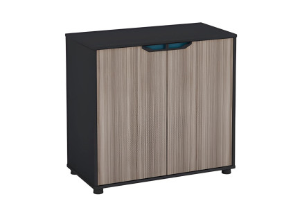 Καφέ και μαύρη ξύλινη κομμότα