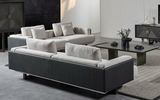 Σύνθεση επίπλων από καφέ ύφασμα με τραπέζι και καναπέδες