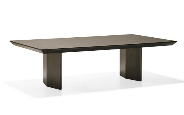 Κλασικό καφέ τραπέζι από ξύλο σε καφέ χρώμα