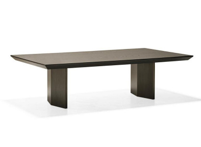 Κλασικό καφέ τραπέζι από ξύλο σε καφέ χρώμα