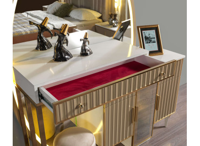 Μοντέρνα ξύλινη κομμότα με καθρέφτη για την κρεβατοκάμαρα