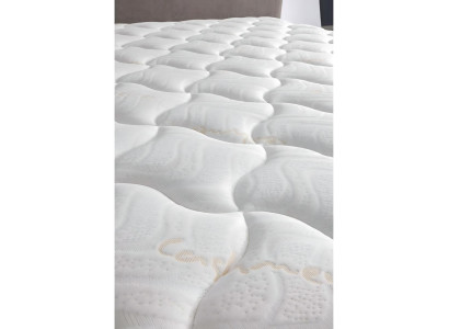 Κομψό γκρι κρεβάτι με ύφασμα και ξύλινο στρώμα