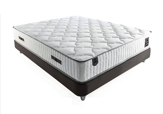 Κομψό γκρι κρεβάτι με ύφασμα και ξύλινο στρώμα