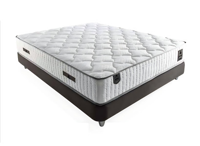 Κομψό γκρι κρεβάτι με ύφασμα και ξύλινο στρώμα