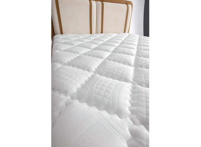 Απαλά και ουδέτερα χρώματα κάνουν το κρεβάτι πολυλειτουργικό.