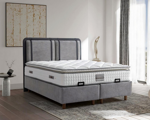 Ένα κομψό και σταθερό κρεβάτι με στρώμα προσθέτει γοητεία στη διακόσμηση.