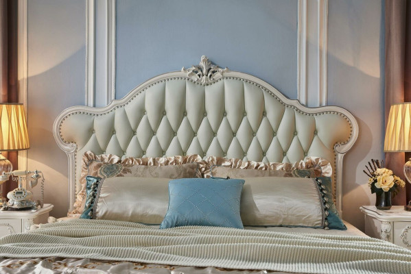 Elegantes Chesterfield-Bett Klassischer Stil mit passenden Nachttischen