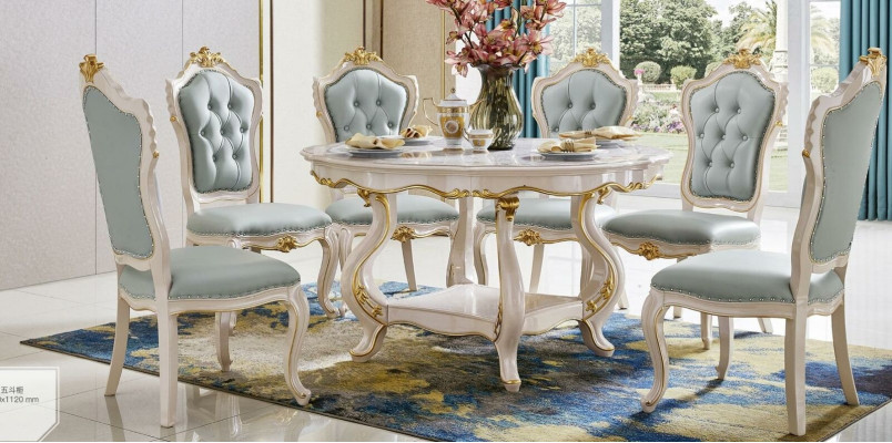 Hellblaue Klassische Esszimmerambiente Runder Holztisch mit x6 Chesterfield Lehnstühlen