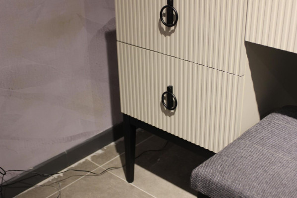 Exklusiver Designer Schminktisch mit Spiegel Funktional und Luxuriös Neu