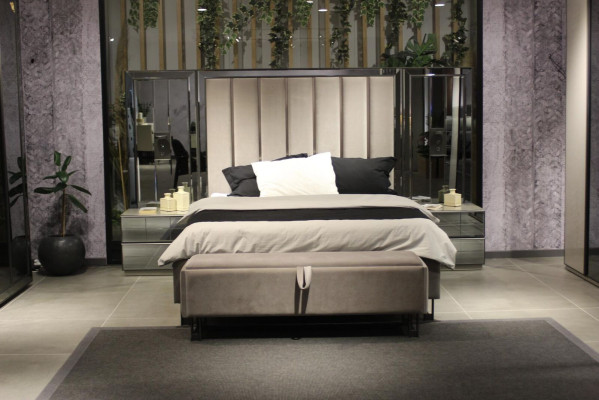 Exklusives Luxuriöses Schlafzimmer-Set: Bett, 2 Nachttische & Bank