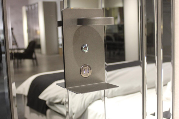 Exklusives Luxuriöses Schlafzimmer-Set: Bett, 2 Nachttische & Bank
