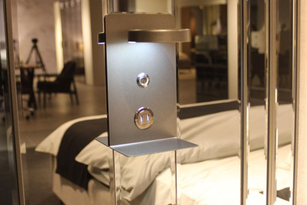 Exklusives Luxuriöses Schlafzimmer-Set: Bett, 2 Nachttische & Bank