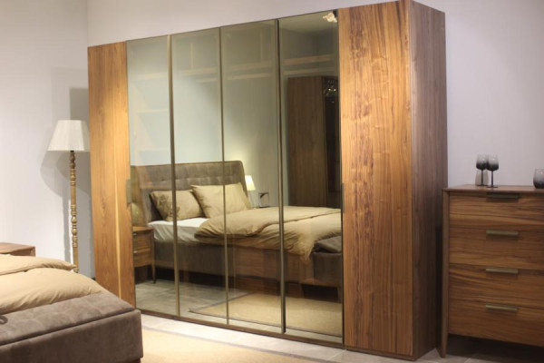 Schlafzimmer Set Bett + 2x Nachttische Kommode Kleiderschrank Luxus Set Neu