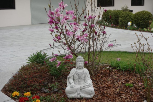 Buddha Skulptur in Steinoptik. Figur Große Skulptur für Garten Dekorative