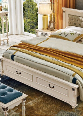 Edles Doppelbett mit luxuriösem Holzdesign und gepolstertem Kopfteil