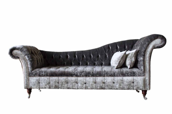 Ein luxuriöses, klassisches Sofa im Chesterfield-Stil in einem satten Silberton