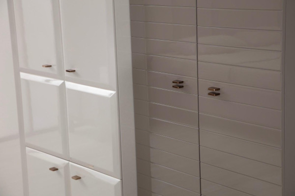 Hellbeiges Schlafzimmer Set Polsterbett Nachtkonsolen Kleiderschrank