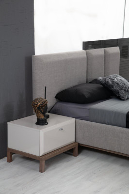 Grau-Weiße Schlafzimmer Garnitur Doppelbett Nachttische Kleiderschrank